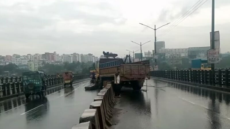 কাঁচপুর ব্রিজে সড়ক দুর্ঘটনায় দুই ট্রাকচালক নিহত